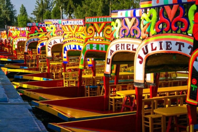 Fiesta termina en tragedia al caer joven a canal de Xochimilco en la Ciudad de México