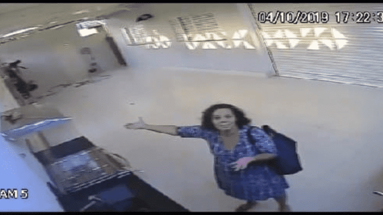 Hay nuevo video de mujer “encerrada” por portón de cochera