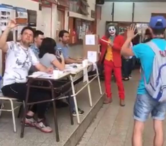 Hombre acude vestido de ‘Joker’ a elección