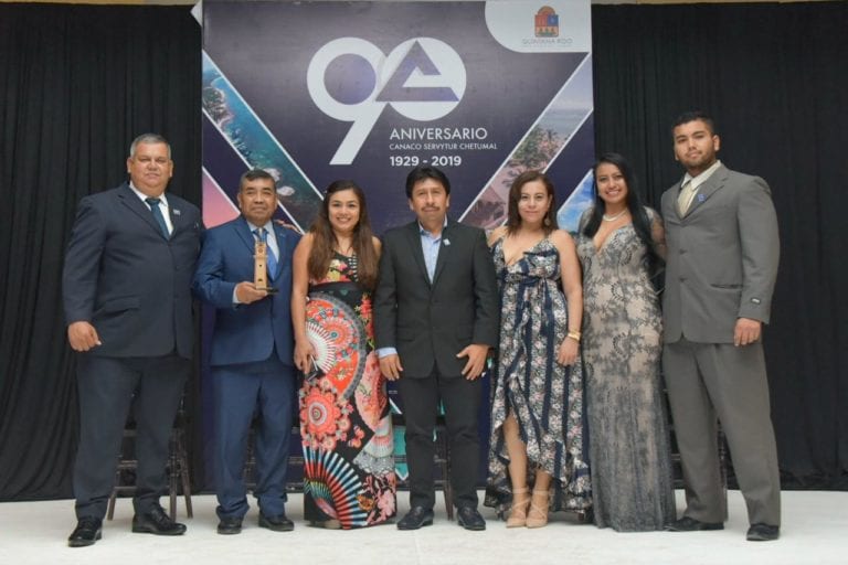 Víctor Mas Tah, recibe reconocimiento por impulsar el comercio en Tulum