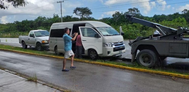 Policías municipales detienen van con turistas en Cozumel