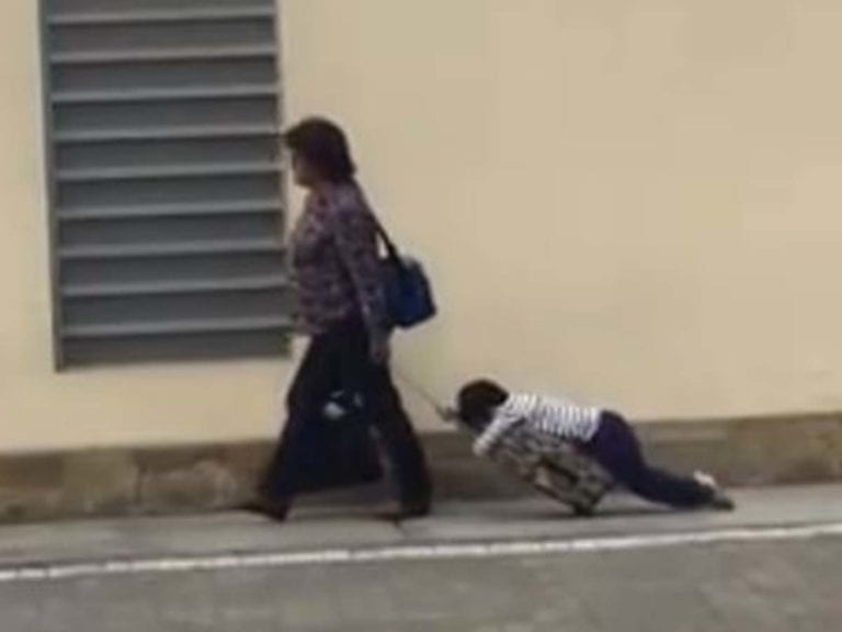 VIDEO: Mamá remolca a su hijo dormido a la escuela