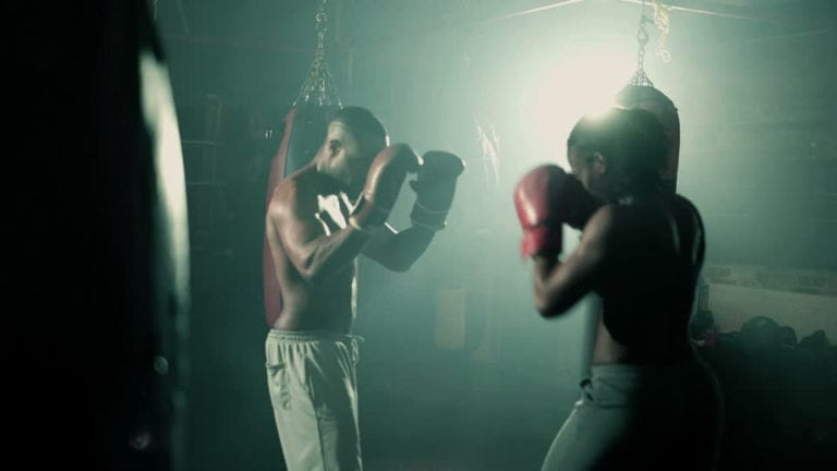 VIDEO: Noquea a su novio mientras juegan al box