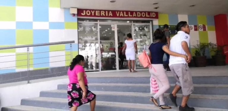 Asaltan joyería en Plaza las Tiendas de Cancún