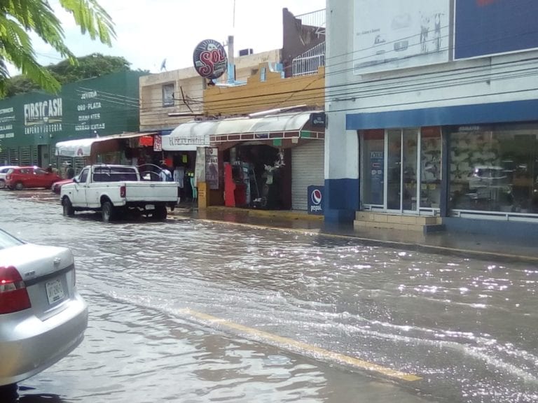 Caos en Cancún por calles inundadas por las lluvias