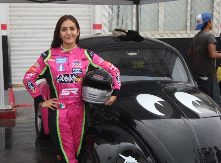 Katia Jara destaca como mujer piloto en Cancún