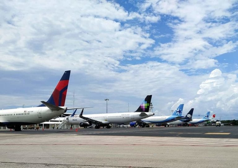 Lluvias retrasan vuelos a Cancún