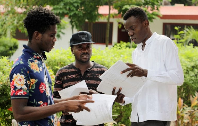 Llegan migrantes a Puerto Aventuras como parte del programa de apoyo federal