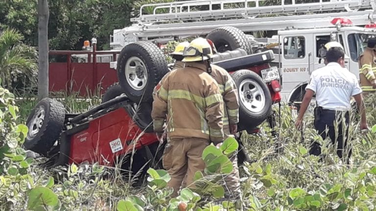 Corre con suerte una pareja de turistas al volcarse del jeep en el que viajaban