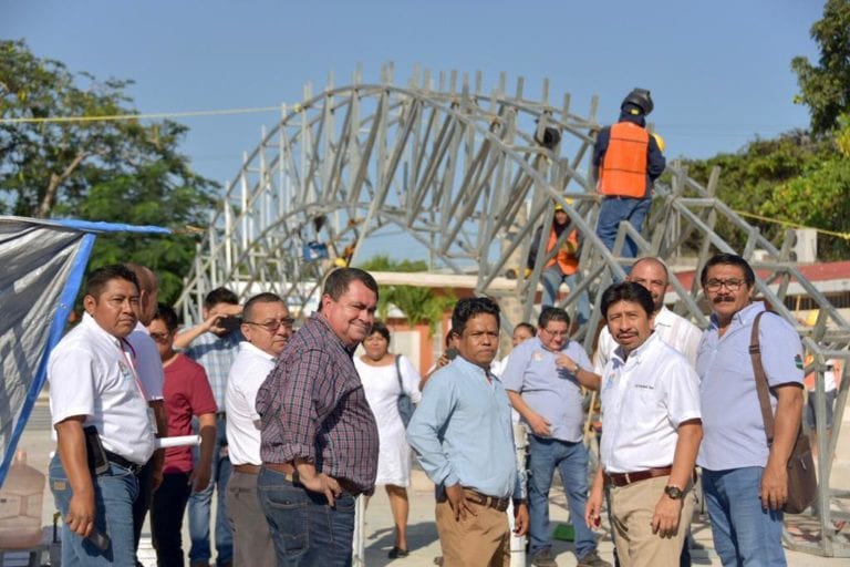 Víctor Mas supervisa construcción de domos en escuelas secundarias