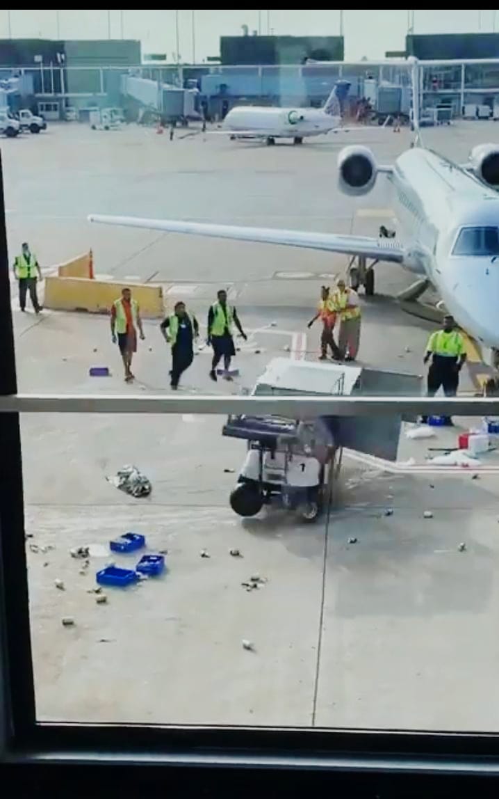 Video del carrito de comida “poseído” en la pista del Aeropuerto de Chicago 