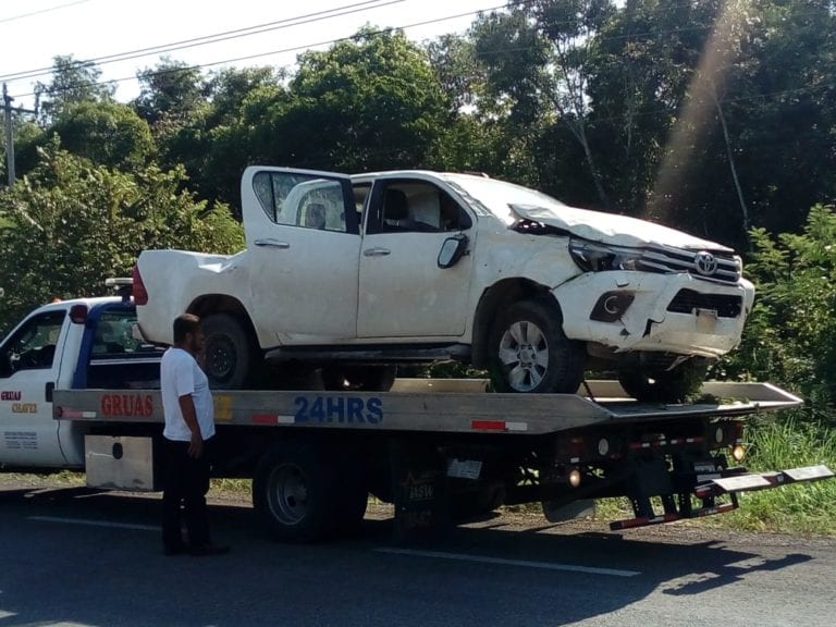 Vuelca pareja en coche, en Bacalar