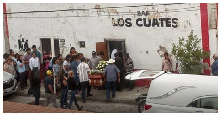 Llevan a muerto en ataúd a despedirse de su cantina favorita