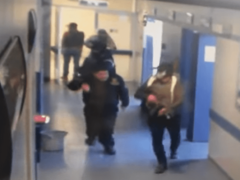 Comando armado entra a hospital y se lleva a un paciente