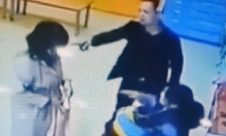 Padre enloquece y golpea a maestra al descubrir agresiones