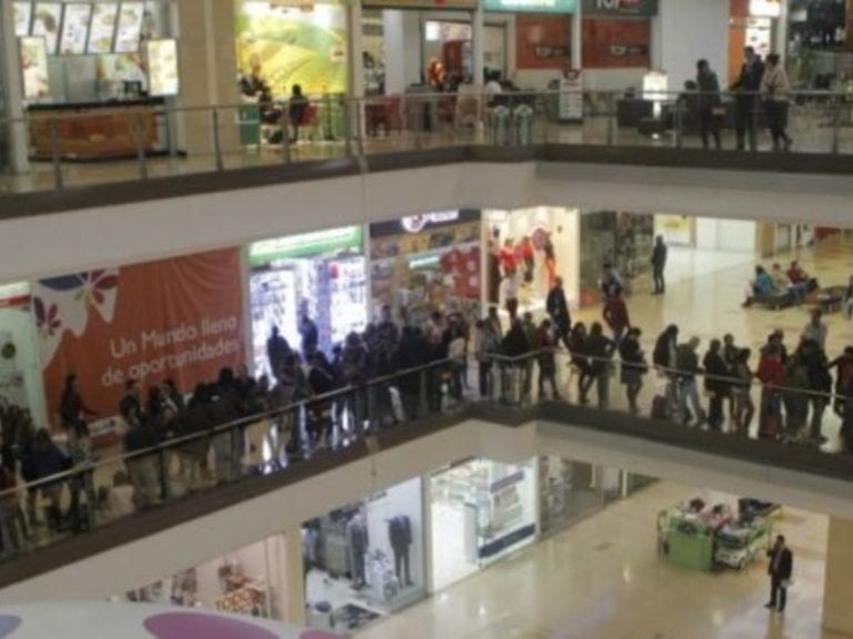 Bebé cae de seis metros de altura; sus padres revisaban el celular