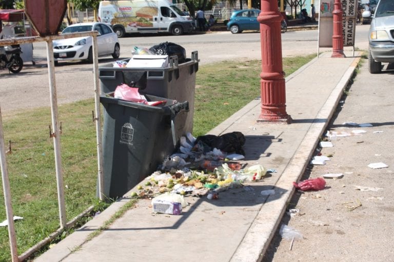 Entrada a Holbox se convierte en “cochinero”; no pasa la basura los fines de semana