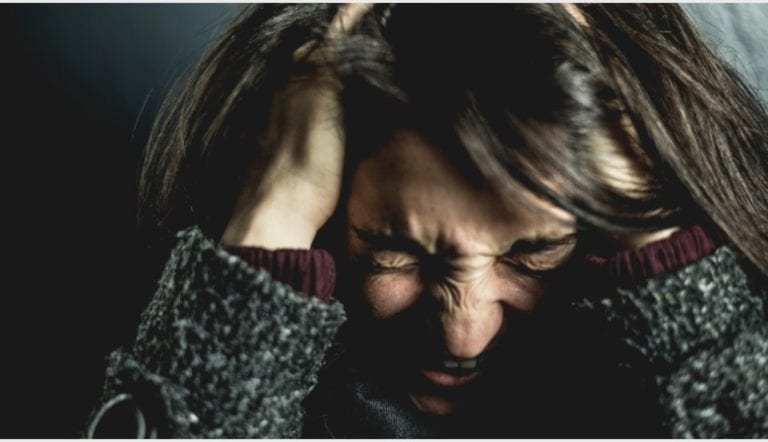 Se fue a dormir con dolor de cabeza y amanece muerta