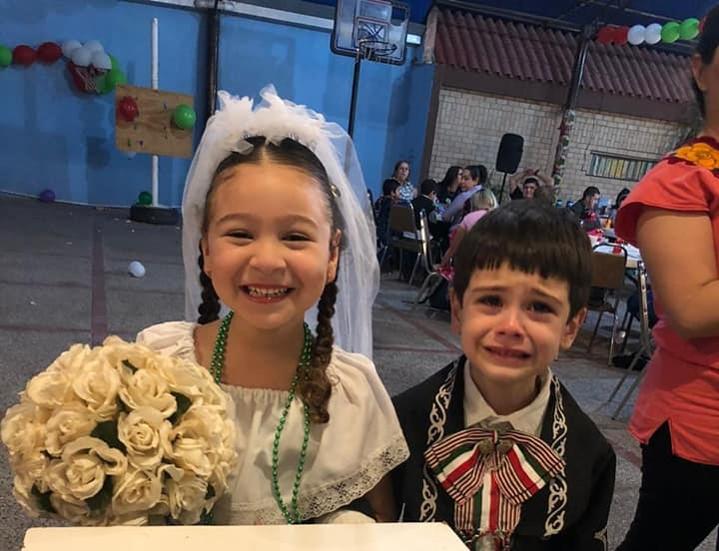 Niños se ‘casan’ en una kermés y sus reacciones se vuelven virales