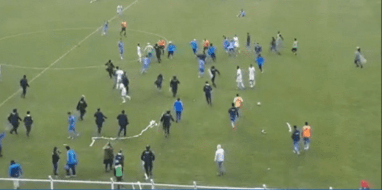 Aficionados ingresaron al campo para golpear a los árbitros