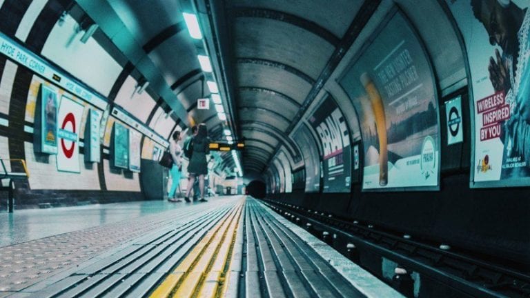 Hombre cae a las vías del tren y quedó a milímetros de morir