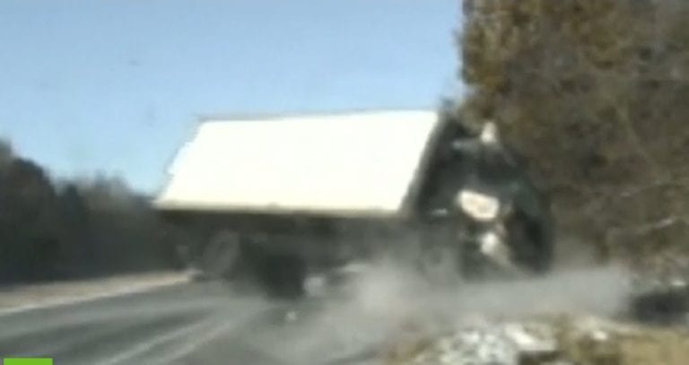 Camión casi aplasta a unos policías tras volcarse sobre una carretera