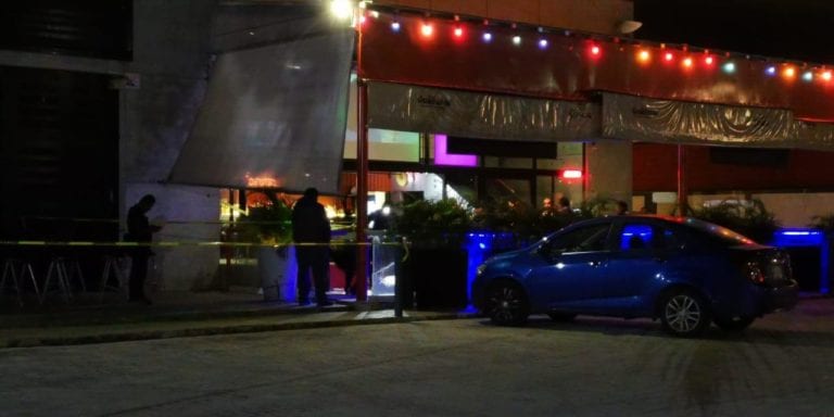 Le da un infarto y muere en el bar Guanatos de Playa del Carmen