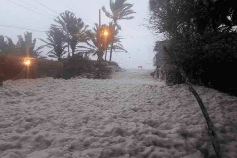 Sorprende un mar de espuma a población de Tabasco