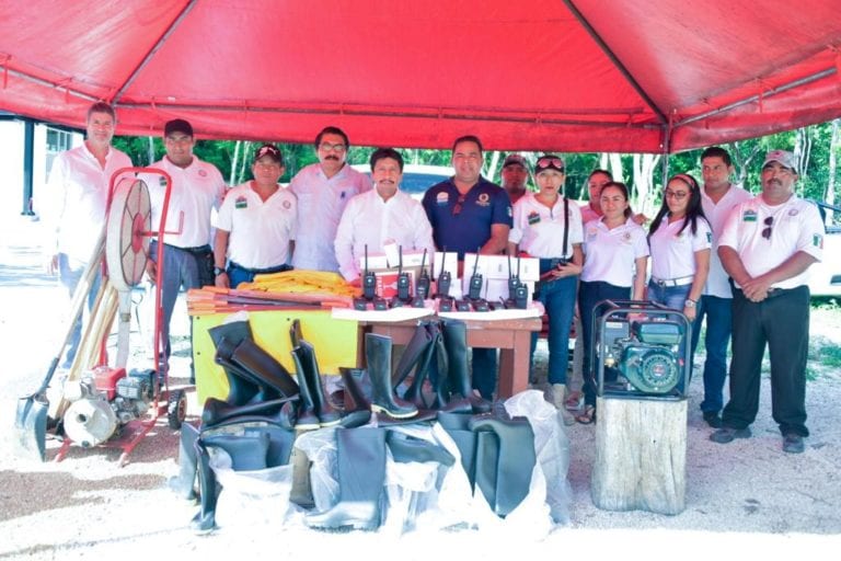 Entrega Víctor Mas Tah equipo a elementos de la Dirección de Protección Civil