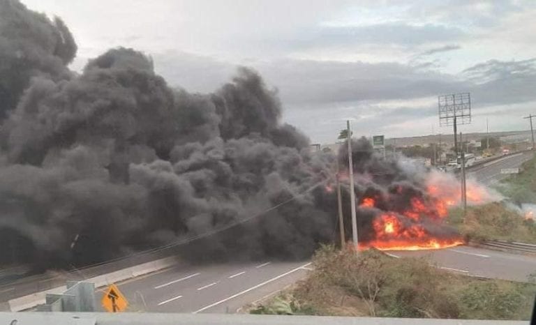 Pipa que transportaba Diésel explota; provoca incendio de grandes magnitudes