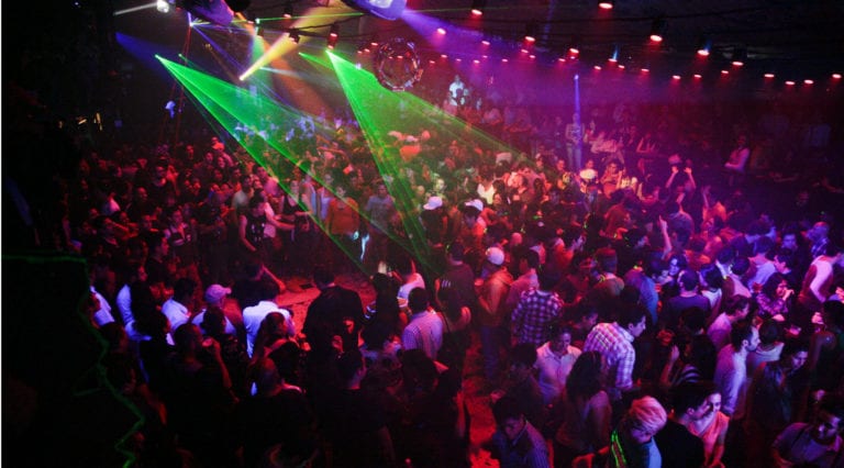 Bebé nace en un antro y recibe entrada gratis para toda su vida