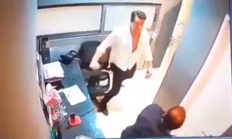 Vigilante le pide que le baje a su música y así reacciona este hombre