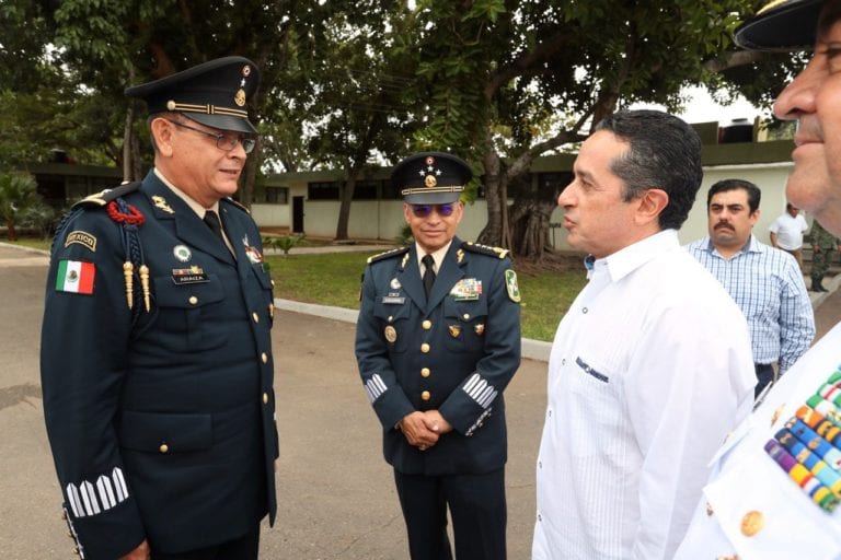 Carlos Joaquín asiste a la Toma de Protesta de Bandera del nuevo comandante de la 34ª Zona Militar