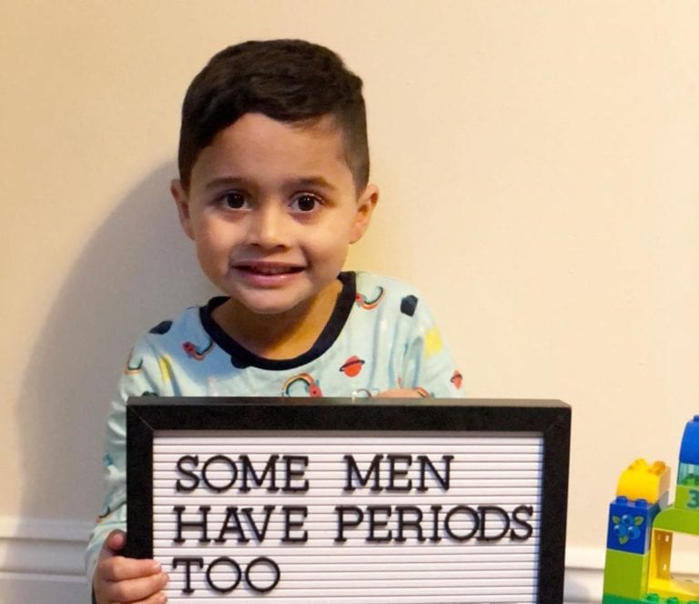 Mamá enseña a su hijo que los hombres pueden menstruar