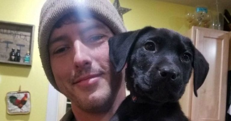 Joven adopta a un perro sordo y le enseña lenguaje de señas