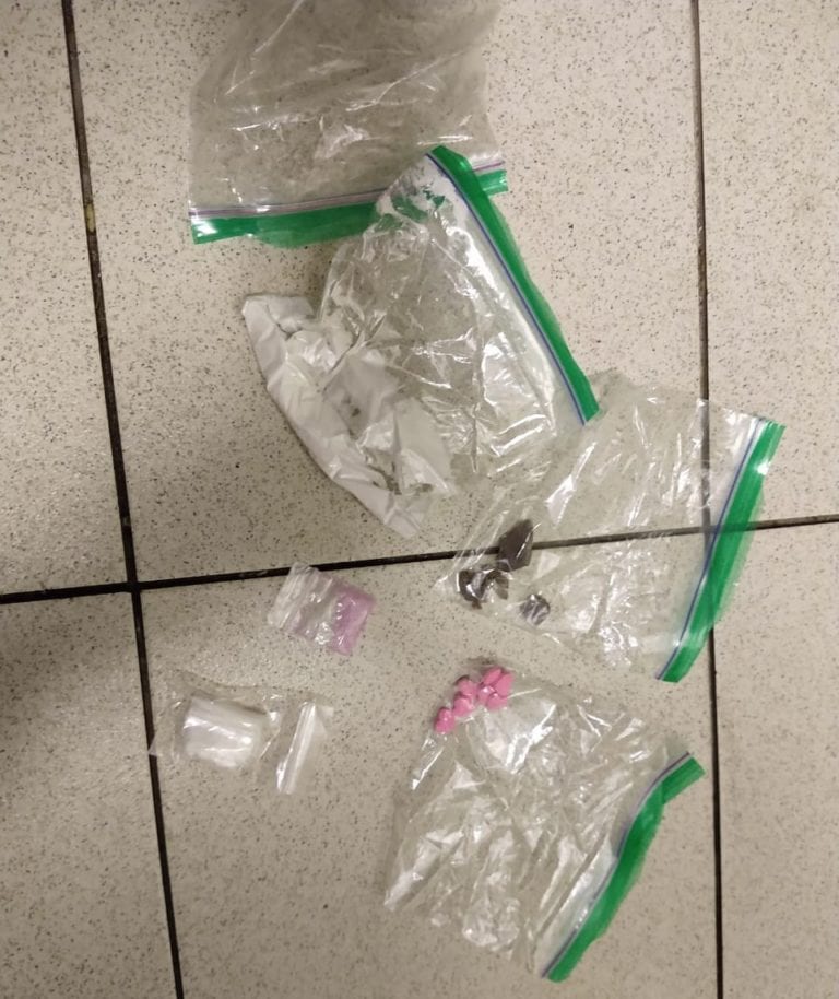 Perro detecta a sujeto con drogas en la calle 12 de Playa del Carmen