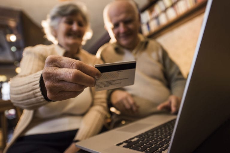 Abuelitos compran ropa por Internet y reciben ¡25 mil pastillas de éxtasis!