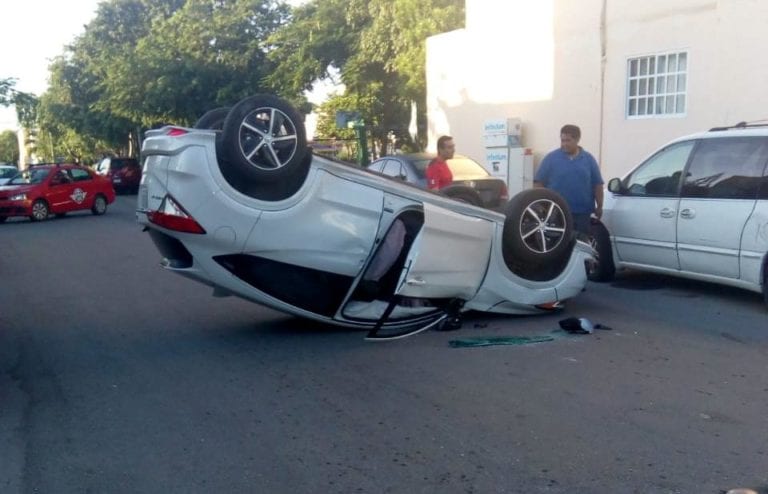 Conductor sale ileso de volcadura