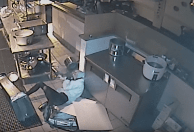 Ladrona cae del techo al entrar a robar un establecimiento