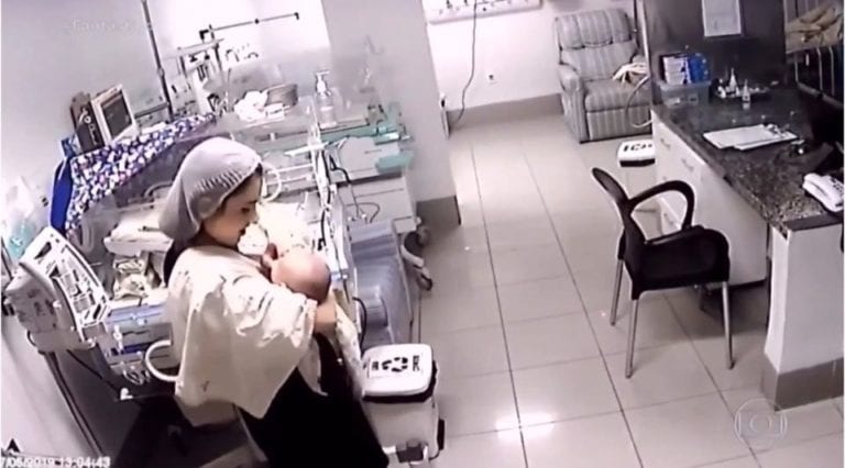 VIDEO: ¡Cae bebé de incubadora “por accidente!