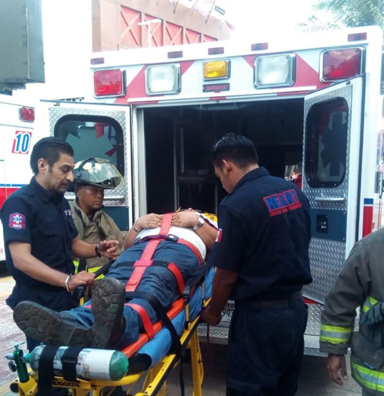 Dos personas quedan atrapadas en elevador de  plaza en Punta Cancún