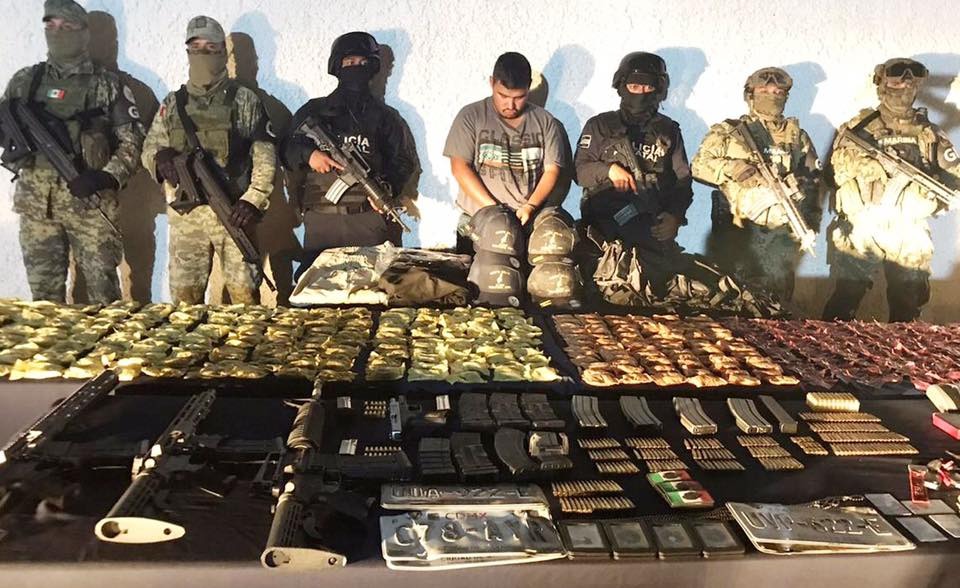 Detiene Guardia Nacional a falso ministerial con armas, droga y gorras del cártel Nueva Generación