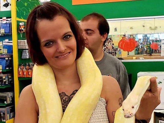 Mujer es hallada muerta con un pitón gigante sobre su cuello