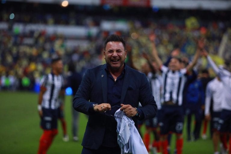 Con título, cumple Mohamed promesa a su hijo fallecido