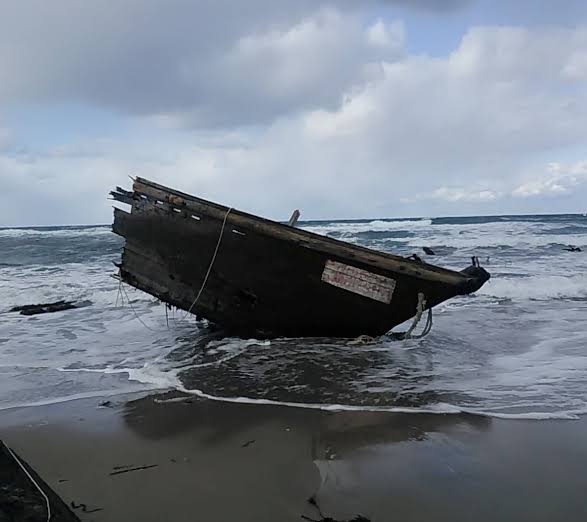 Llega barco ‘fantasma’ con cabezas decapitadas y huesos humanos a una playa