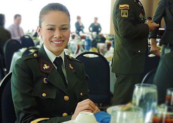 Policía se vuelva famosa por reto viral y es sancionada