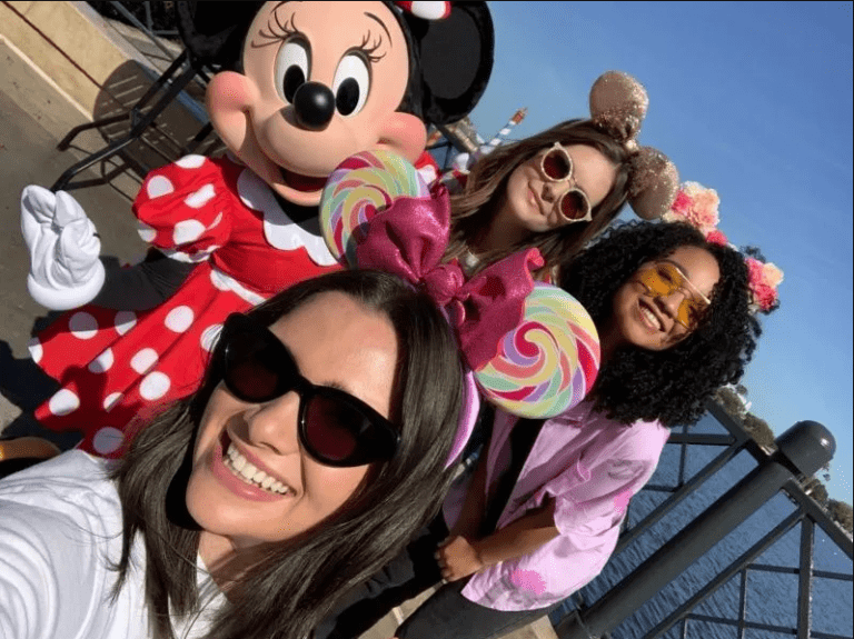 Turistas acosan a empleadas disfrazadas en Disney World