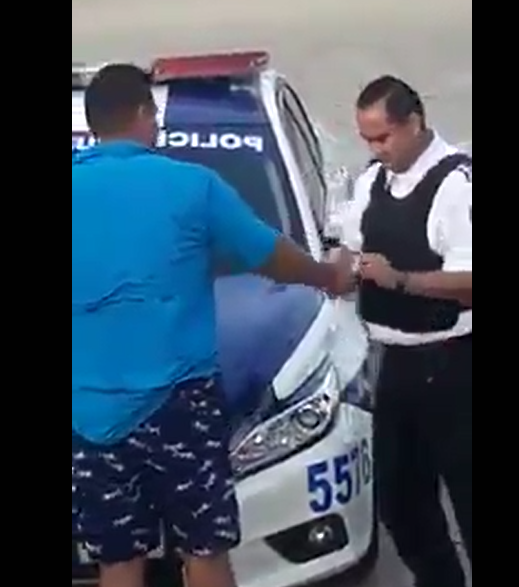 Policía de tránsito es captado recibiendo “mordida” en Cancún