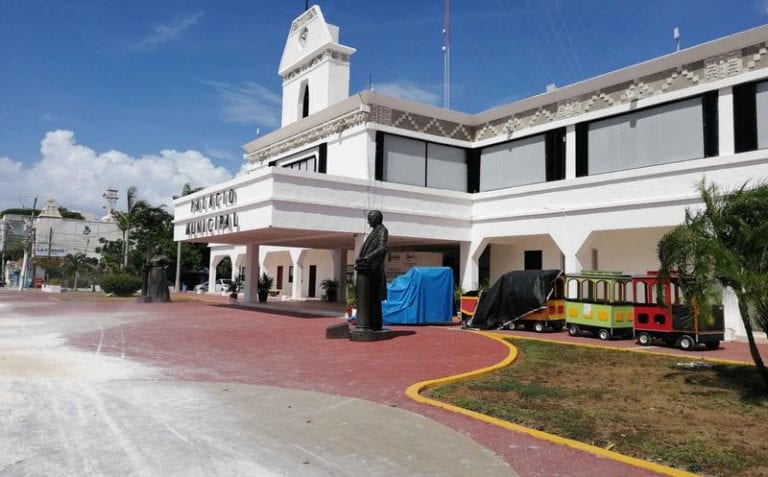 Niña recibe descarga eléctrica de trenecito frente a Palacio Municipal