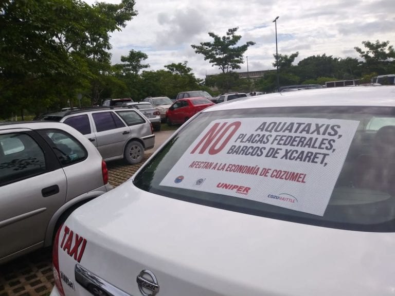 Protestan en Cozumel contra aquataxis; tapizan de calcomanías expresando su negativa